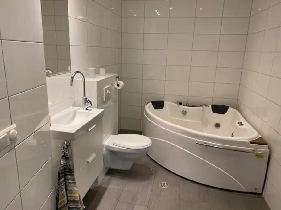 Husavik 2 Bedroom Apartment ภายนอก รูปภาพ